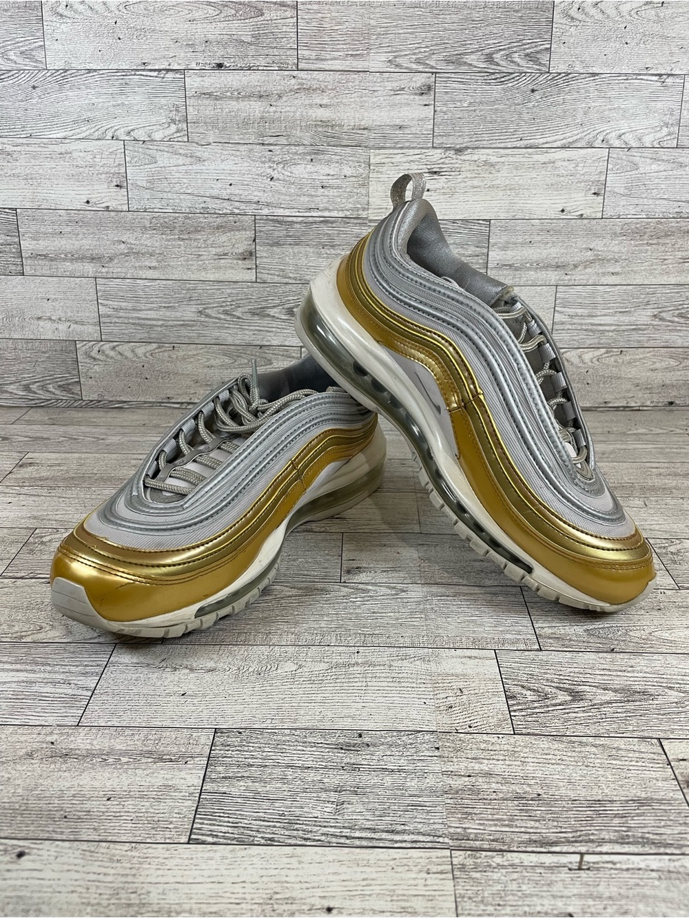 Nike AQ4137 001 Air Max 97
Metallic Silver Gold White size 9 - Picture 4 of 7